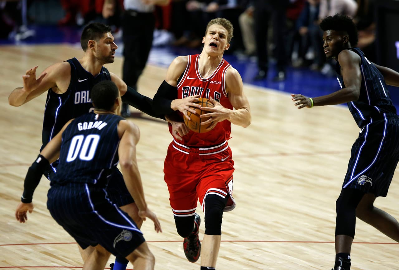 El delantero finlandés de los Bulls Lauri Markkanen tuvo un juego complicado, al encestar 2 de 6 intentos en la primera mitad.