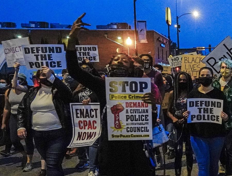 En Chicago también replicaron las protestas por el caso de Breonna Taylor. "Esto constituye un nuevo ejemplo de ausencia de responsabilidad por el genocidio de la gente de color perpetrado por los policías", señaló en un comunicado el abogado Crump, al criticar la decisión del gran jurado que exime de culpas a los agentes implicados en el mortal tiroteo.