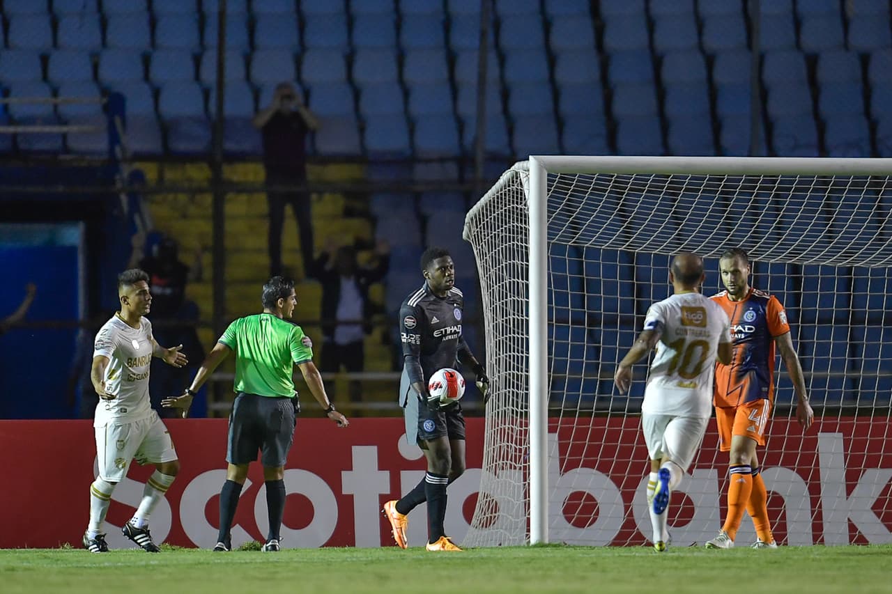 Al 28', un cabezazo de Comunicaciones parecía meterse en el arco de Johnson, quien estaba dentro del arco al momento del remate, pero alcanzó a rechazar. El VAR revisó la jugada, pero concluyó que el balón no entró.