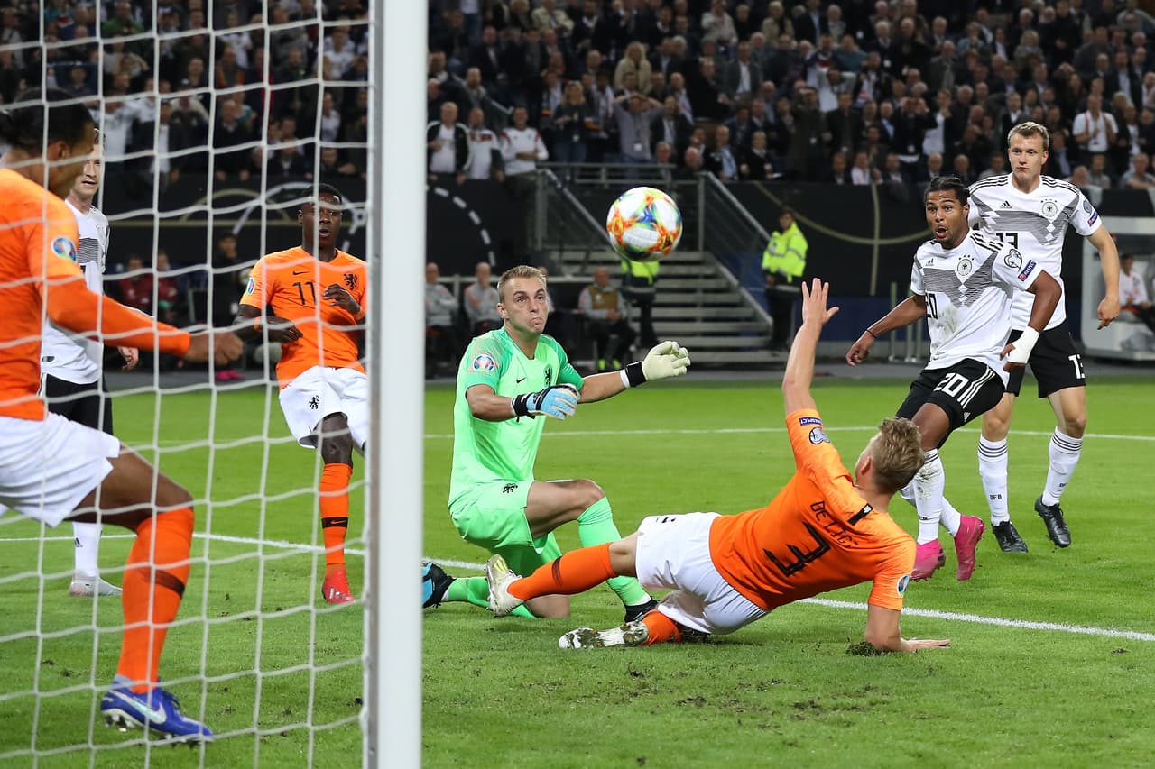 Alemania vencía 1-0 tras un gran primer tiempo pero Holanda mejoró con los cambios de Koeman y remontó en la segunda parte. Frenkie de Jong, Donyell Malen, Georginio Wijnaldum y un autogol de Jonathan Tah permitieron la remontada frente a los germanos que se adelantaron con gol de Gnabry y recortaron distancias gracias al penal bien ejecutado por Toni Kroos.