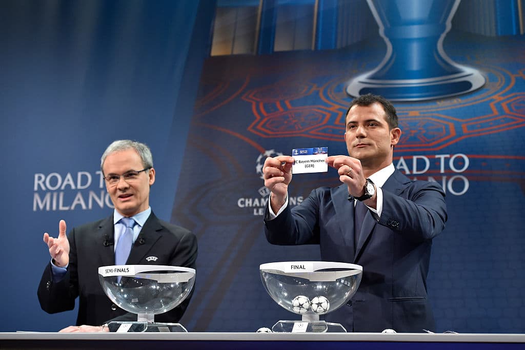 Momento del sorteo de Champions cuando sacan el nombre del Bayern.