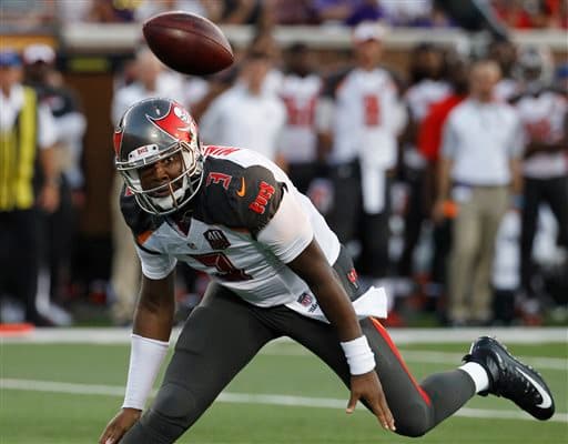 El novato QB de los Tampa Bay Buccaneers no tuvo un buen debut y el equipo perdió 26-16 ante los Minnesota Vikings.