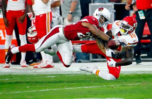 El CB de Arizona, Justin Bethel (28), se encargó de que el receptor de los Chiefs, Jeremy Maclin, no se llevara este envío.