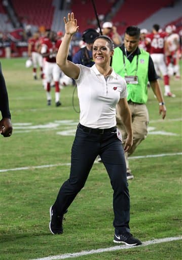 Jen Welter, la primer mujer en un staff de entrenadores en la NFL por los Arizona Cardinals.