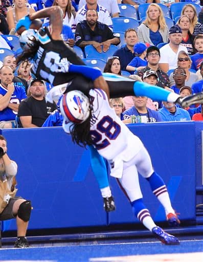 Kelvin Benjamin atrapó un envío para TD de Cam Newton.