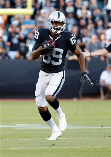 Derek Carr completó tres pases a su novato receptor Amari Cooper (foto).