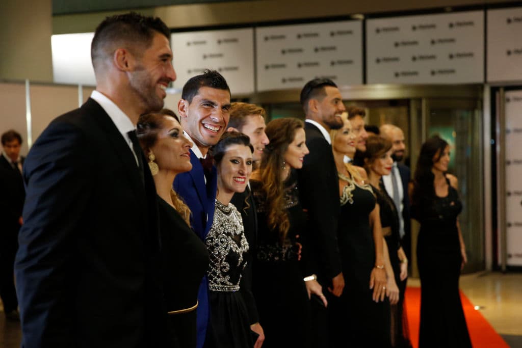 En el arco, Nahuel Guzmán repesenta a la Liga MX. El portero de Tigres aquí posa muy sonriente junto a su esposa y otros invitados.