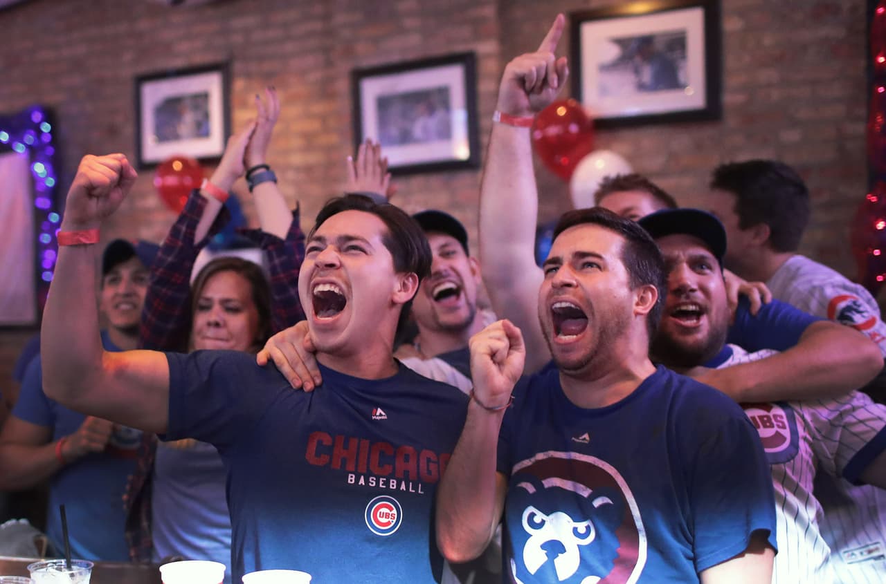 En las inmediaciones del Wrigley Field, nadie se quería perder ninguna jugada. Las miradas estaban atentas a los monitores.