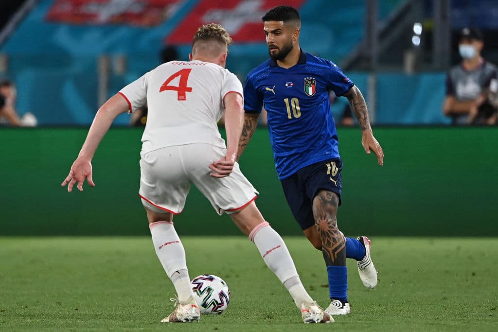 Italia golea a Suiza 3-0 y asegura ya su pase a octavos de final de la Euro 2020. Locatelli propinó un doblete, mientras que Immobile aportó un gol para su victoria. La escuadra 'Azurra' no ha recibido goles desde el 14 de octubre del 2020.