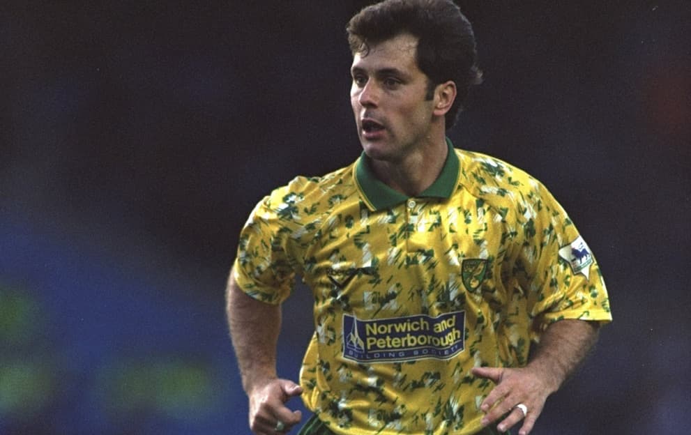 En la temporada 92-93, el Norwich City fue objetico de burlas debido a su playera que destacaba debido a su amarillo y verde fluorecente. Algu curioso es que en 2016 el club lanzó un jersey muy parecido pero con blanco de fondo en vez de amarillo.