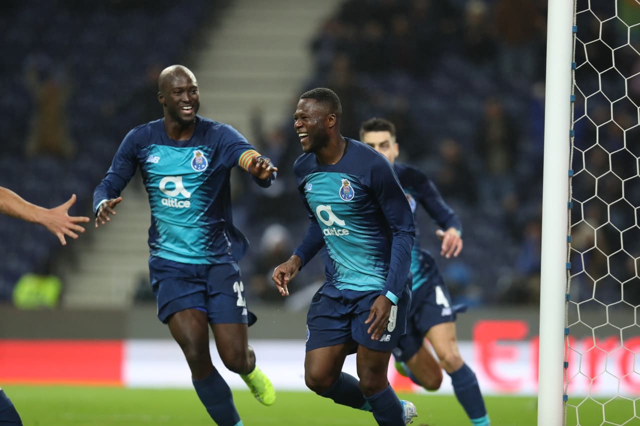Chancel Mbemba del porto celebrates celebra con sus compañeros el gol.