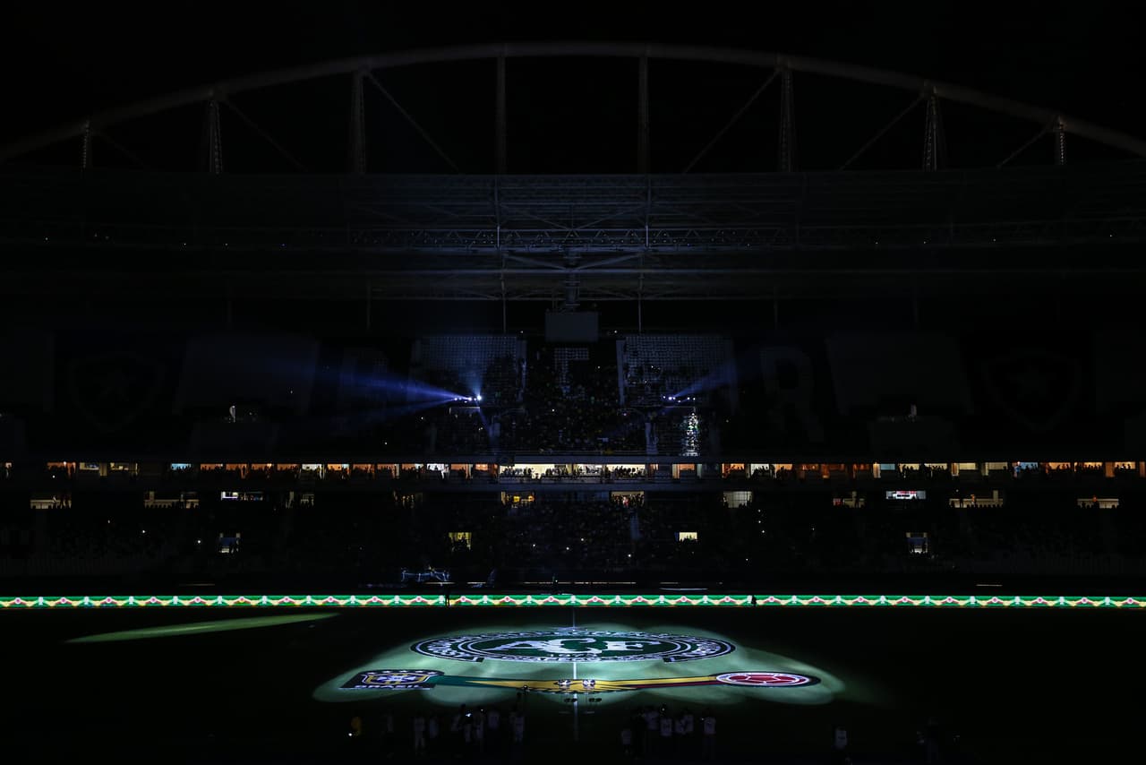 Un escudo gigante del Chapecoense en medio de la noche brilló como parte del homenaje que unió a dos países luego de la tragedia en noviembre del año pasado.