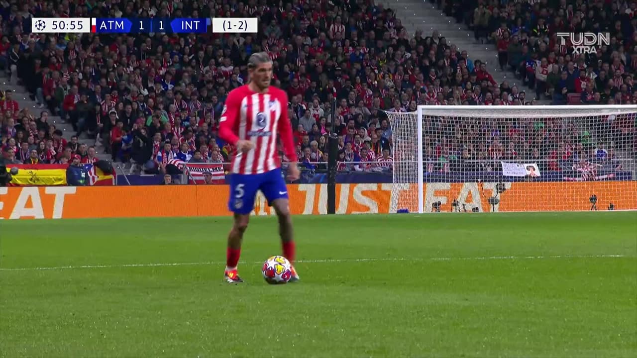 ¡TIRO ATAJADO! disparo por Antoine Griezmann.