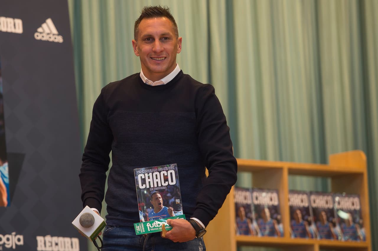 A finales de 2016 publicó su libro autobiográfico
<i>Chaco: mi historia</i>, donde relata sus vivencias dentro y fuera de las canchas en Argentina y en México.