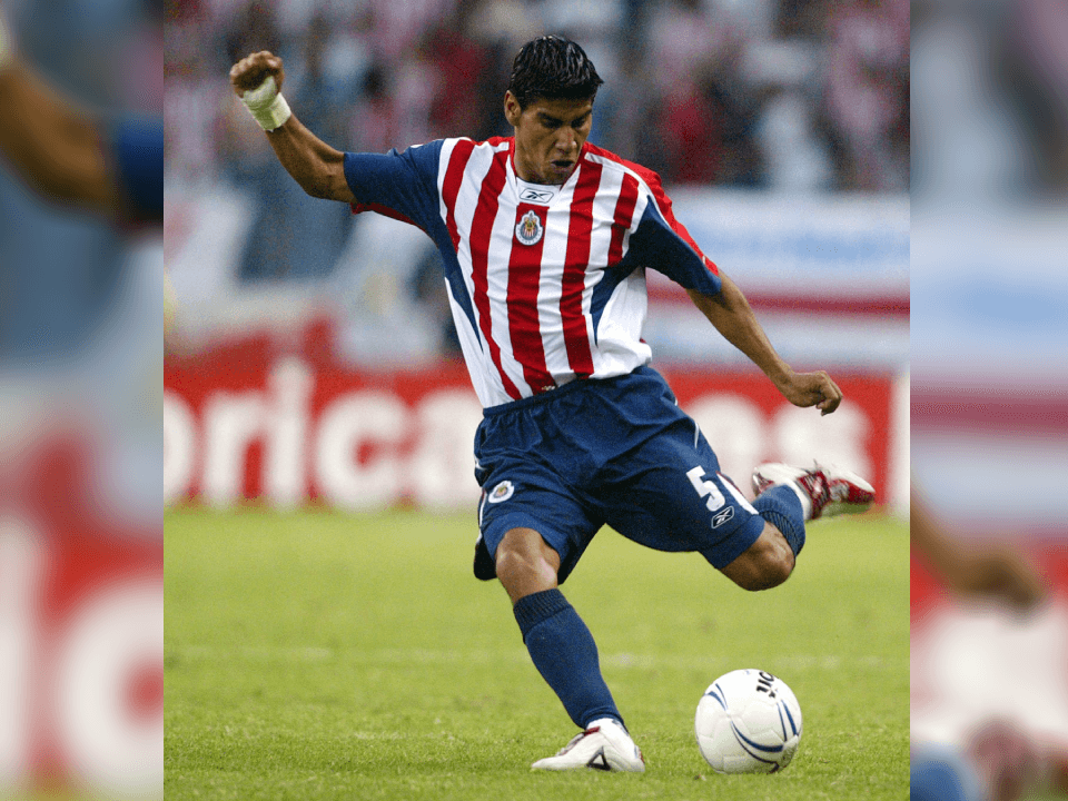 En 2001 fue su debut en un partido contra la Piedad.