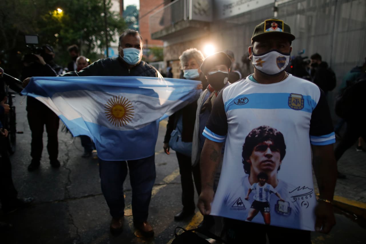 Maradona se recupera tras una exitosa operación de un hematoma en la cabeza. Fuera de la Clínica Olivos, ubicada en Buenos Aires, fanáticos se dieron cita para apoyar a ‘D10s’ en todo momento; el amor que le tienen al astro argentino es ‘infinito’.