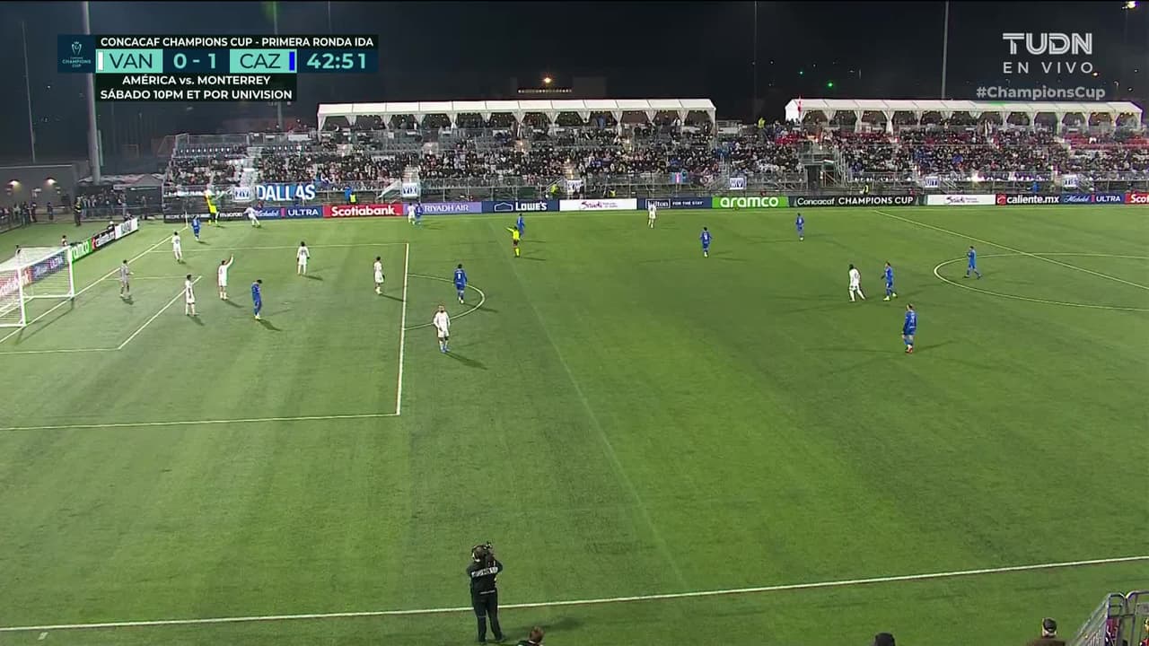 ¡TIRO ATAJADO! disparo por Gabriel Fernández.