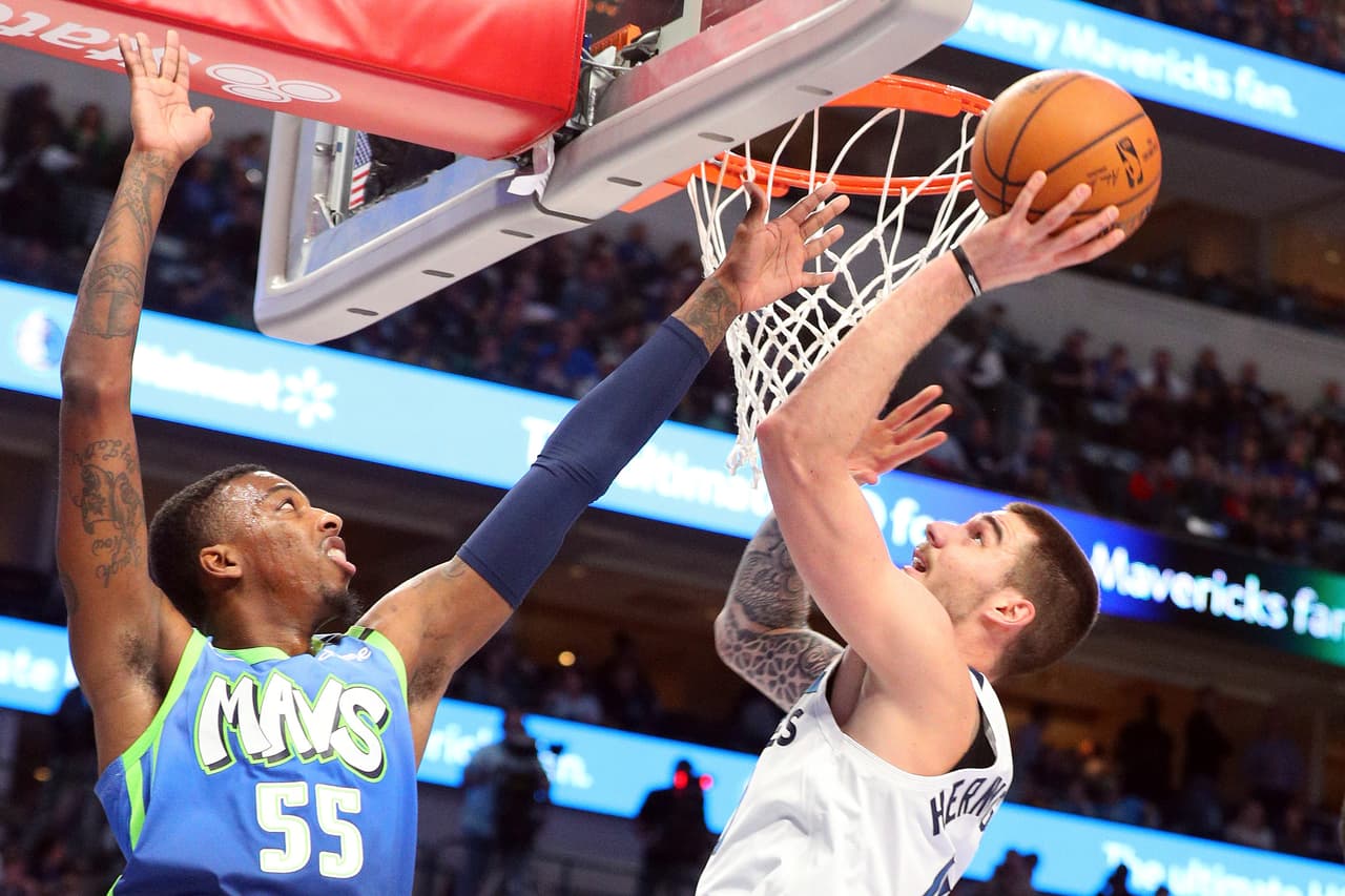 Juan Hernangomez encesta pese al intento del guardia de los Dallas Mavericks, Delon Wright, por evitar la canasta y sube dos puntos al marcador para los Minnesota Timberwolves, pero la victoria es para los Mavericks 139-123.
