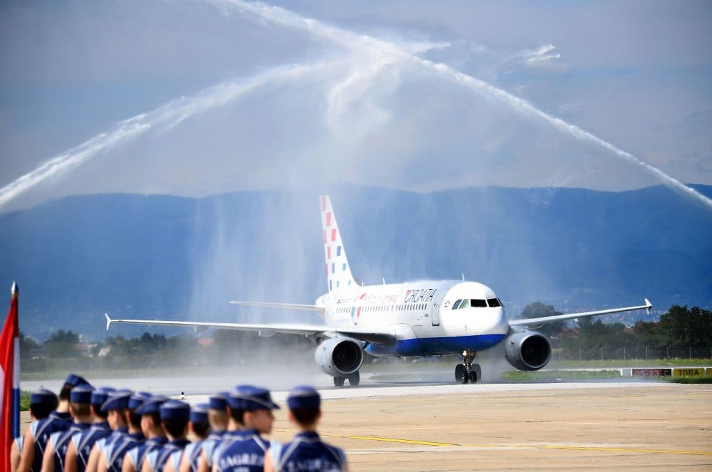 Desde la llegada, el avión de la selección croata recibió un nuevo baño de gloria.