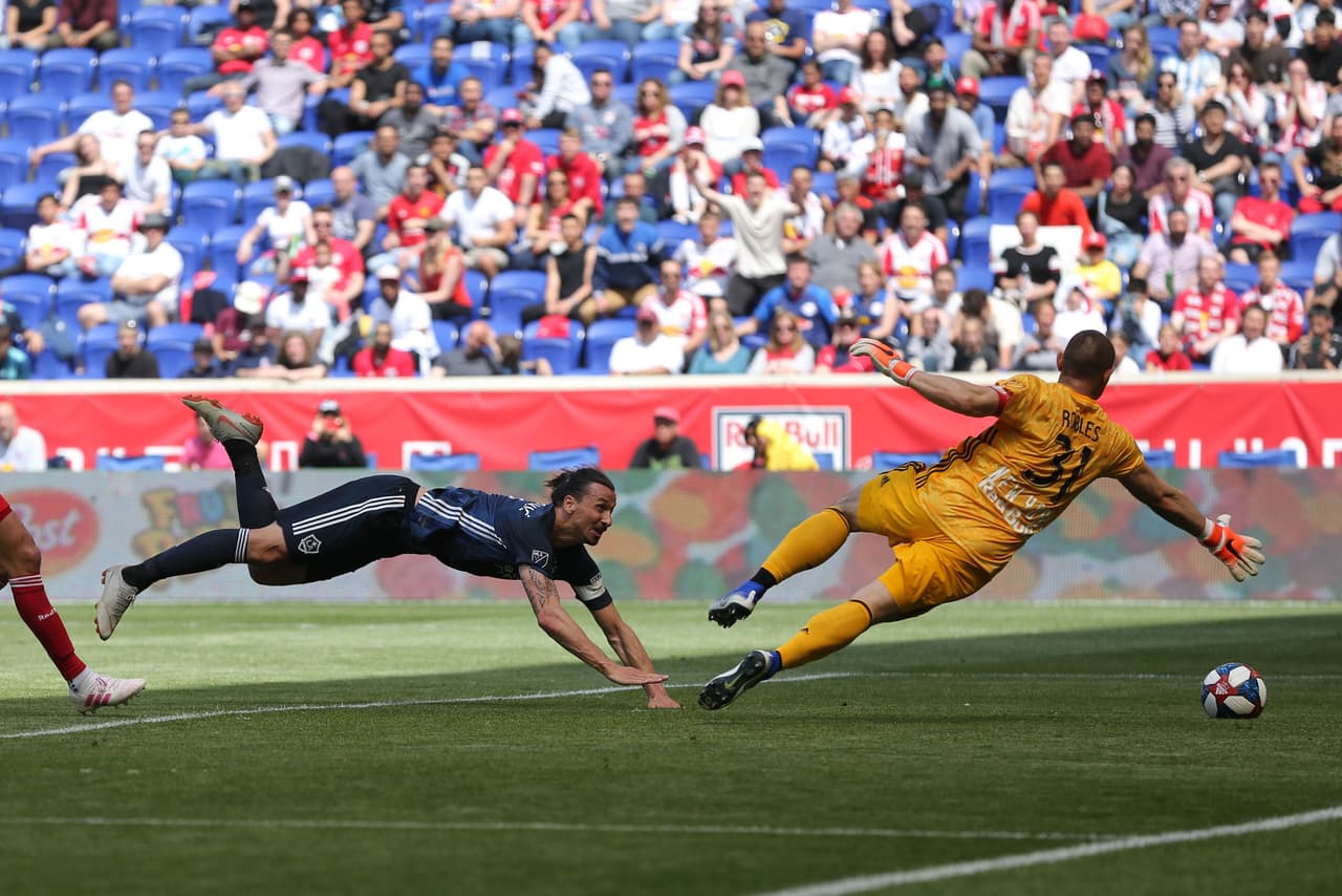 Gracias a este cabezazo de Zlatan Ibrahimovic (izquierda) al minuto 43' se fue arriba LA Galaxy por 2-1.