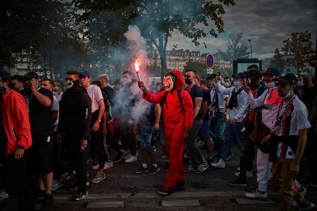 Entre cantos y marchas, los aficionados se dieron cita en las afueras del Estadio Parc de Princes para apoyar a su equipo durante la final de la Champions League.
