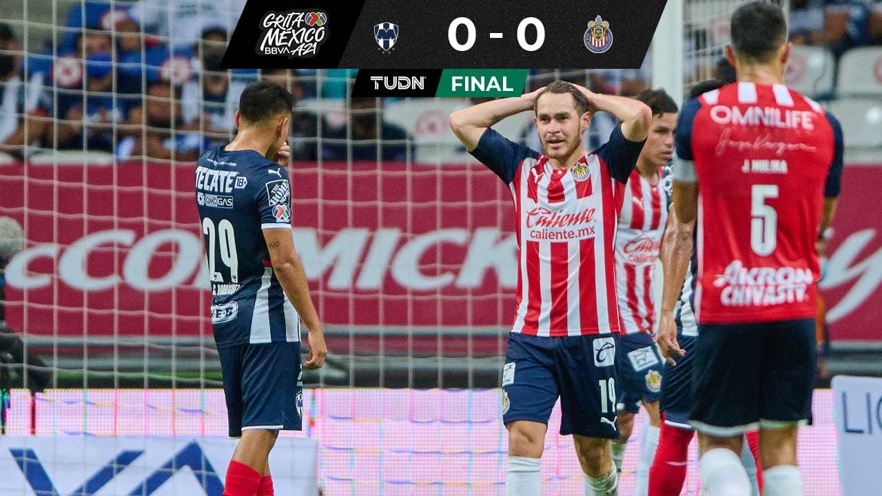 Rayados sobrevive con 10 jugadores y empata ante Chivas