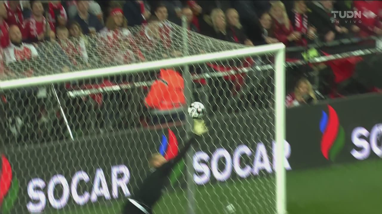 ¡Se viste de héroe! Schmaichel lleva tres grandes atajadas