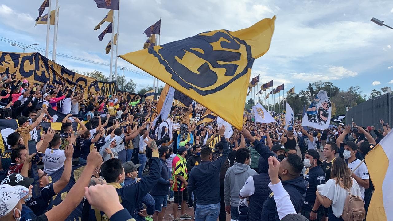 Aficionados de Pumas no respetan las medidas de salubridad e inundan los alrededores del estadio en Ciudad Universitaria.
