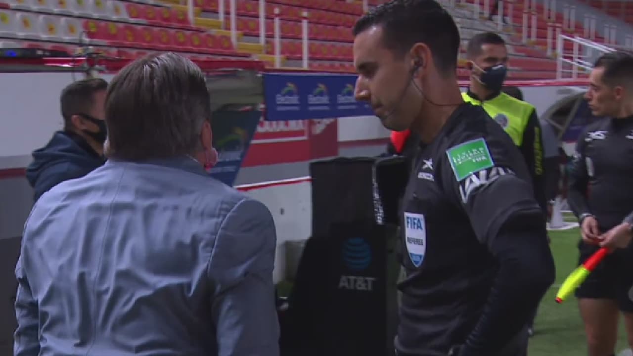 Herrera aborda al árbitro César Ramos y luego explica su enojo