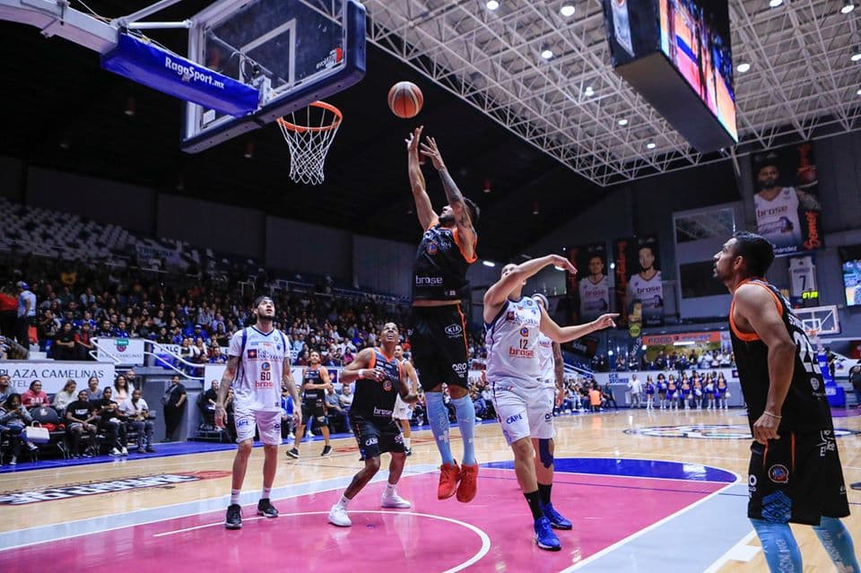 Los asistentes se divirtieron y apoyaron a personas de escasos recursos donando una cobija para combatir el frío de la época. El encuentro de básquetbol fue para Libertadores 46-22 y el de futbol para Gallos 10-5.
