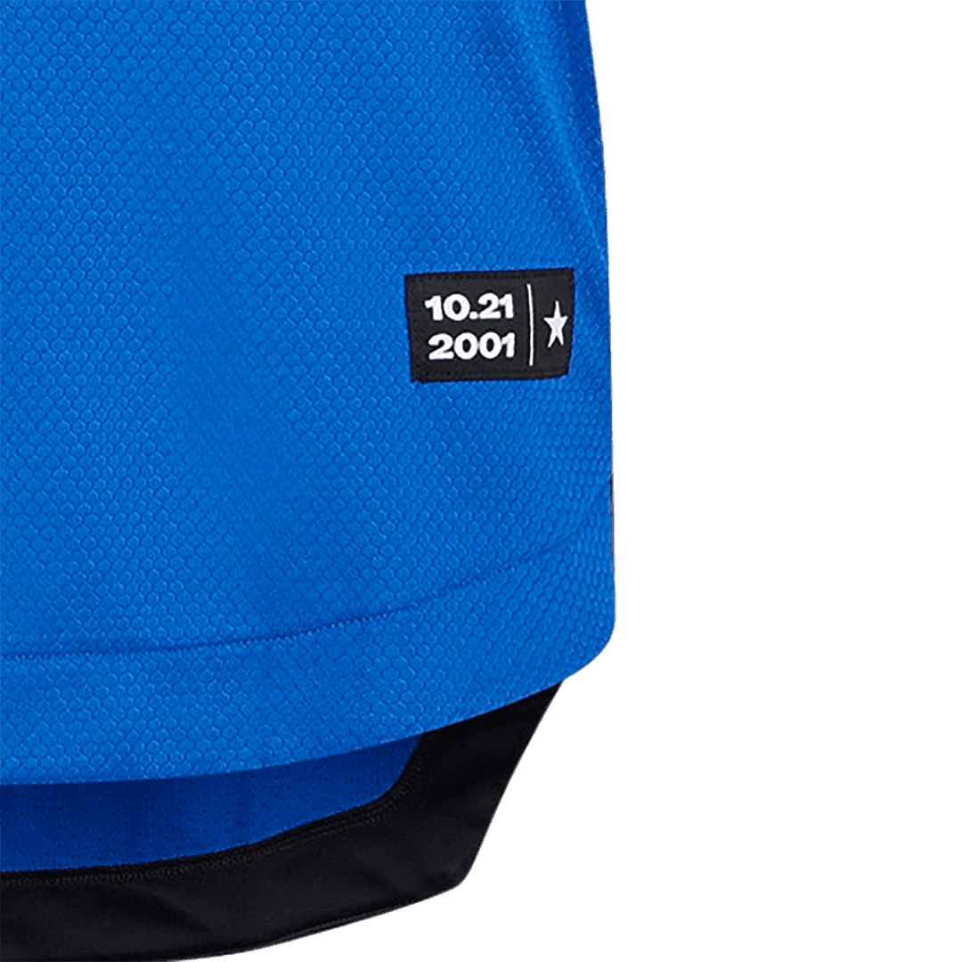 La camiseta incluye un cuello en bandas negro y blanco, y una etiqueta inferior con la fecha de la obtención de la primera MLS Cup de los Earthquakes: 21 de octubre de 2001.
<br>