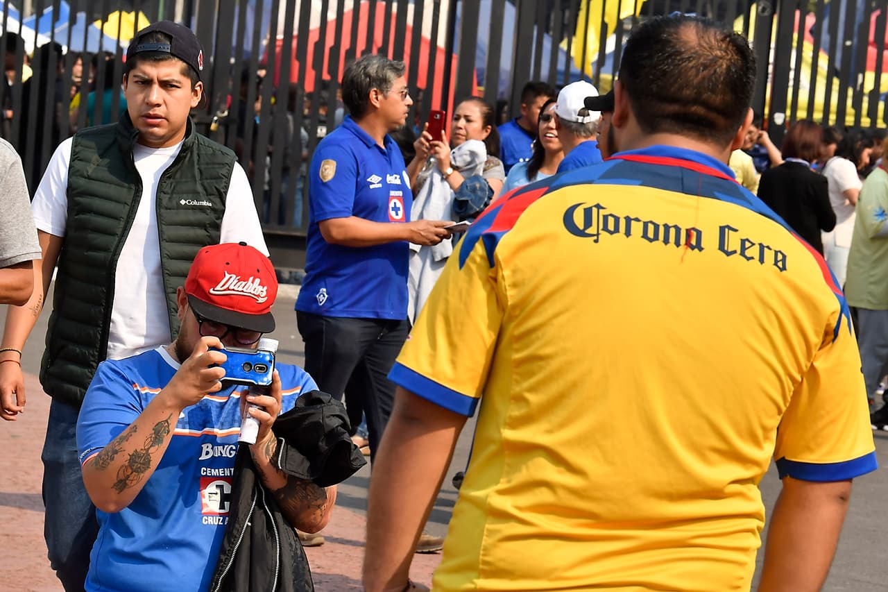 Los fanáticos se preparan para vivir el Clásico Joven entre América y Cruz Azul en el Estadio Azteca por la Jornada 14 del Clausura 2019.