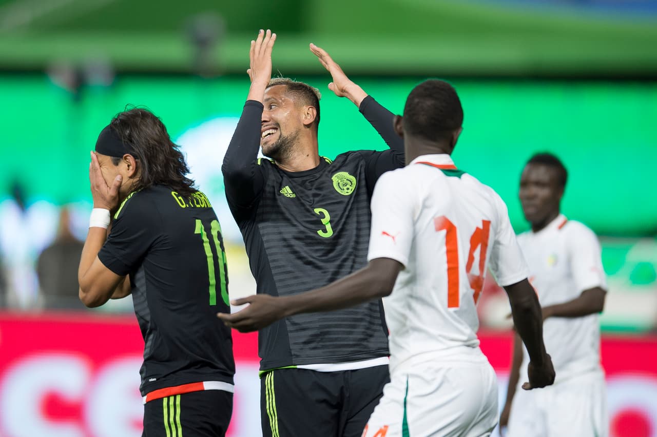 Yasser Corona: Calificación 6: El central mexicano, quién jugo solo 45 minutos, le costó trabajo el juego ante Senegal, en defensa tuvo algunos descuidos que pudieron haber terminado en gol en contra y la única que tuvo al frente en un tiro de esquina no supo cabecear de buena forma el balón.