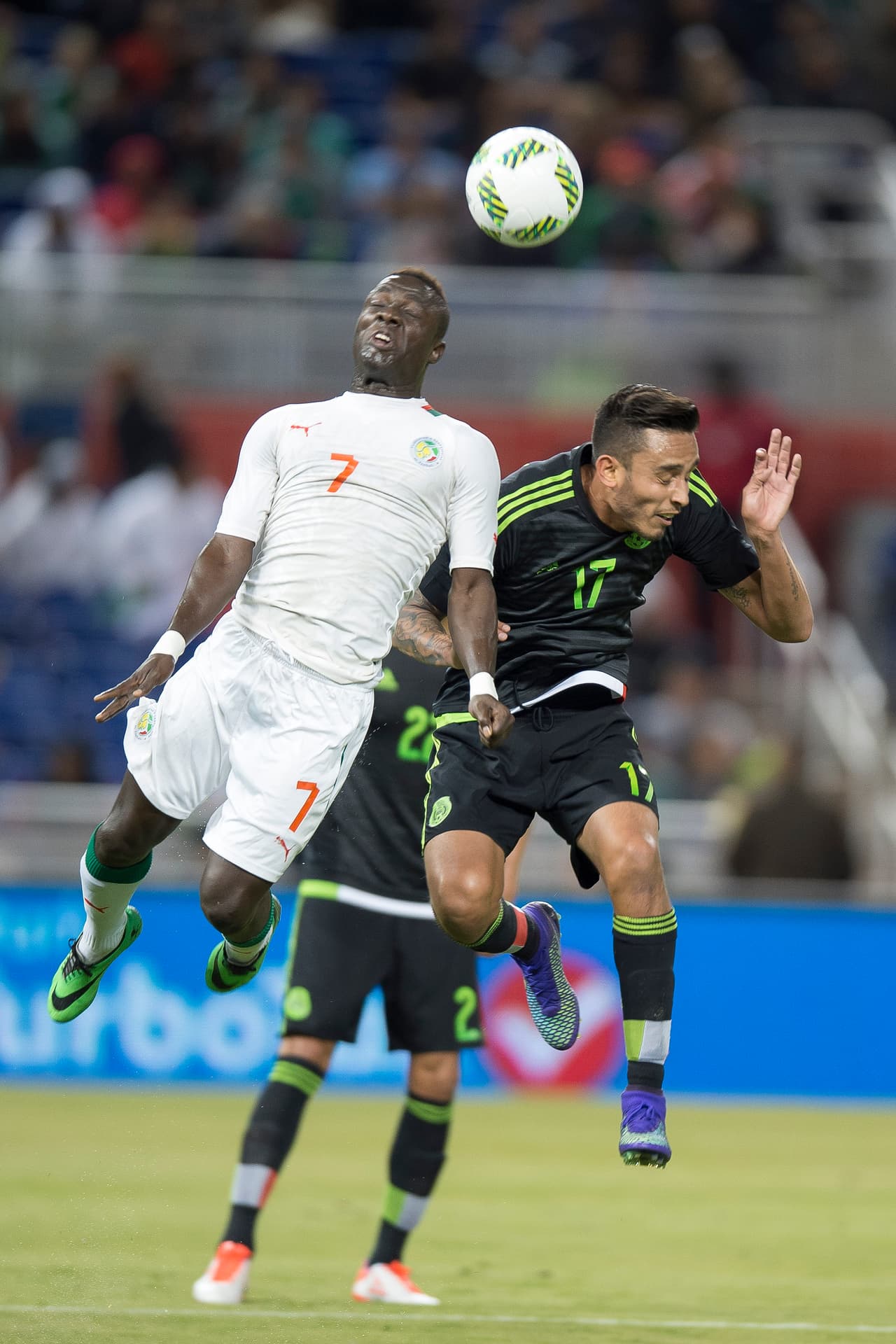 Jesús Zavala: Calificación 6: Zavala fue otro de los mediocampista mexicanos que fueron titulares, pero este elemento tuvo un partido pobre y fue remplazado por Molina.