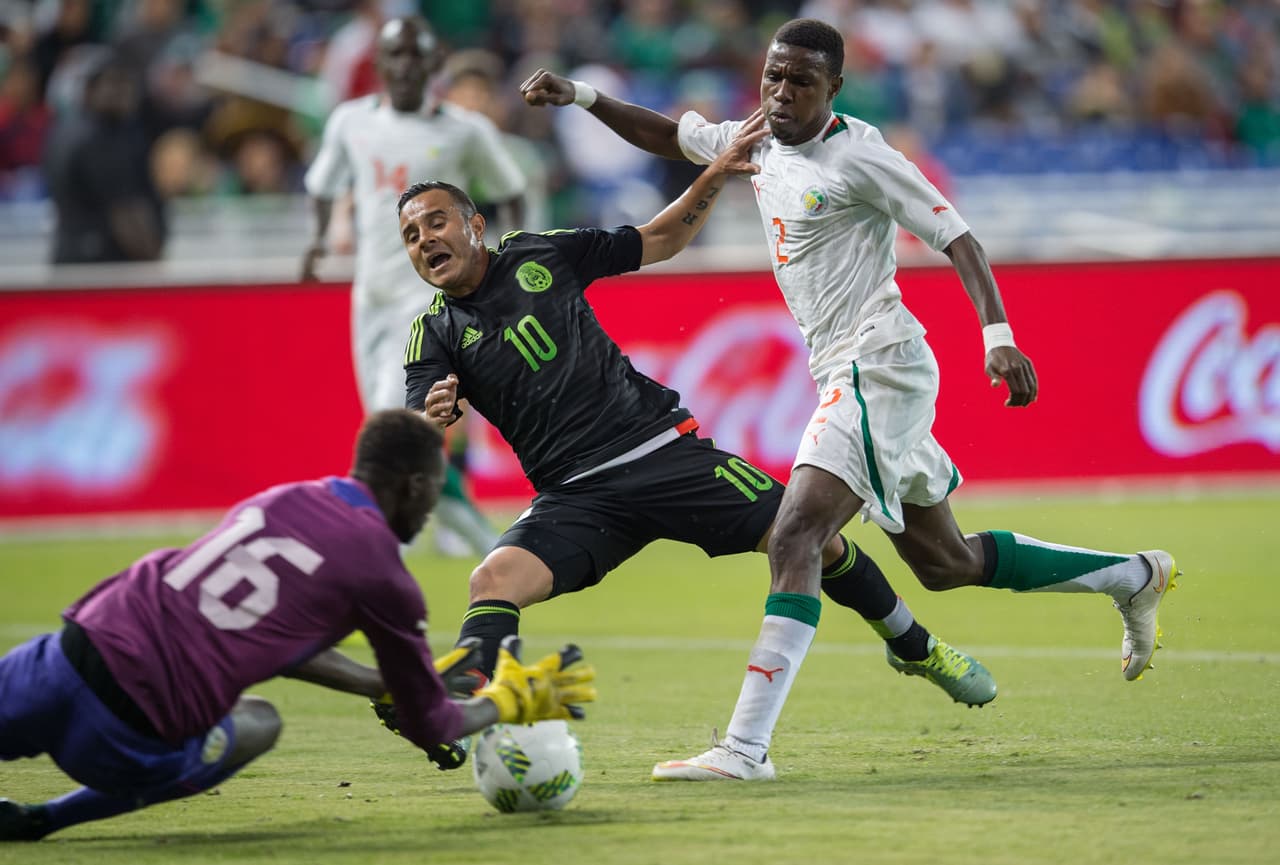 Chapo Montes: Calificación 6: El jugador de León no brilló ante Senegal, ya que desde los primeros minutos resintió un dolor en la pierna lo que provocó que no se mostrara su gran técnica en el campo por lo que tuvo que dejar el terreno de juego en el descanso.