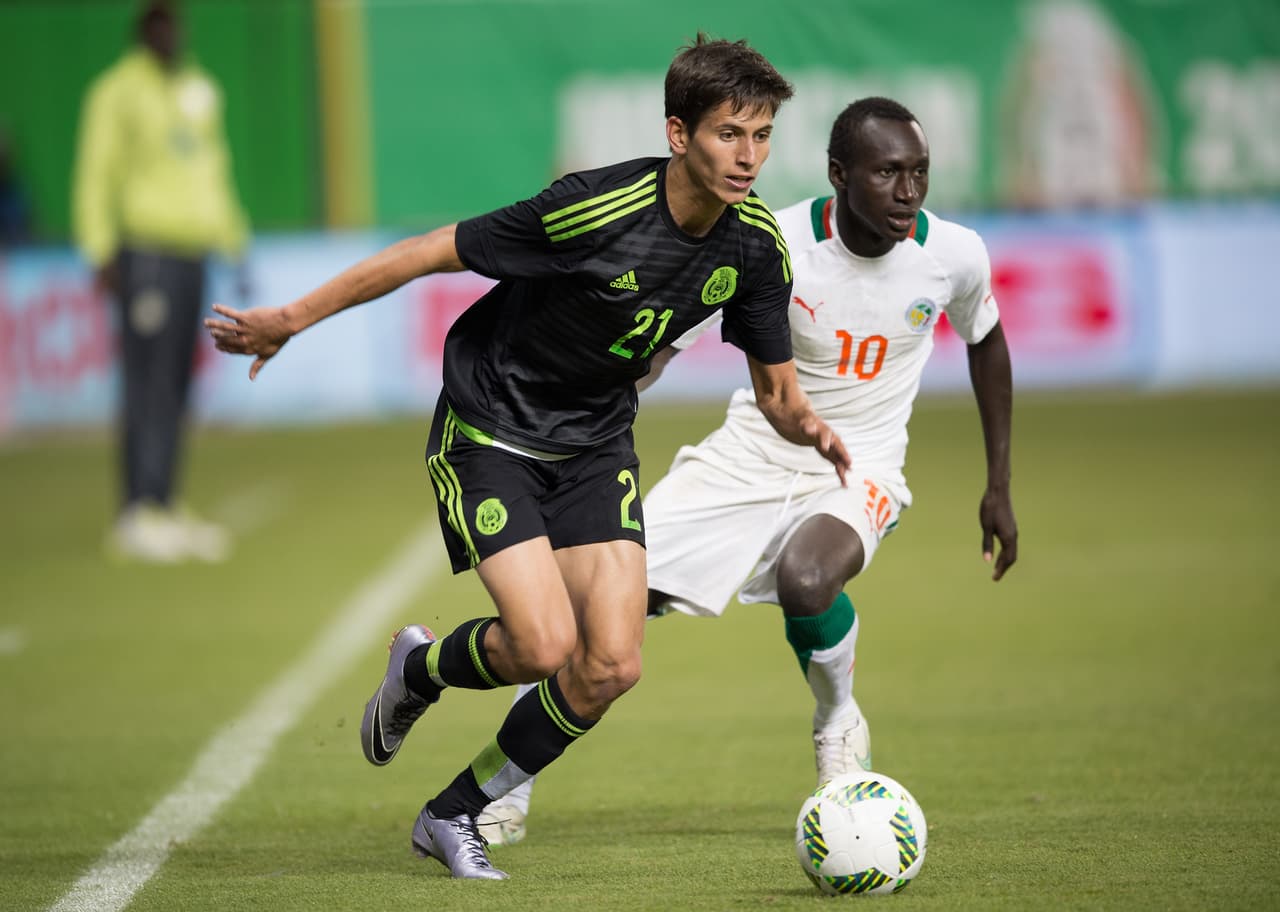 Jürgen Damm: Calificación 6: En la parte de arriba iniciamos con Jurgen Damm, quien se desempeñó por el costado derecho y quien tuvo un partido regular para la gran técnica que tiene. El joven jugador estuvo intermitente en el juego y fue muy predecible, además no pudo crear muchos peligro por su banda ya que todo lo que centraba se estrellaba con los defensores senegalenses y tuvo que ser relevado.