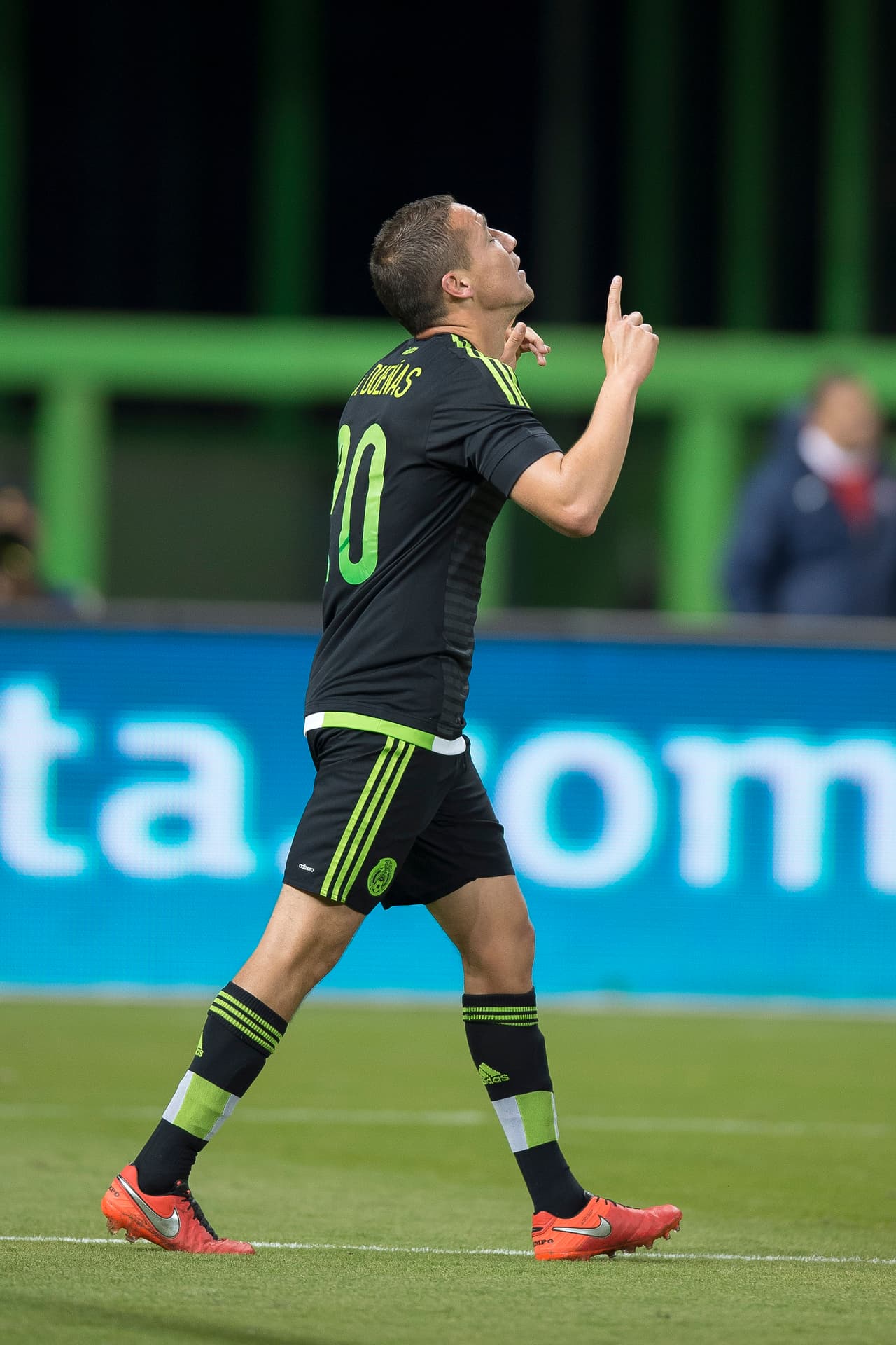 Jesús Dueñas: Calificaciçon 8: En el mediocampo Dueñas fue uno de los hombres que le dio cadencia al equipo mexicano, el jugador de Tigres mostró lo que normalmente presenta en la Liga MX, que es su gran llegada al arco rival, y gracias a él México abrió el marcador con un gran remate de cabeza.