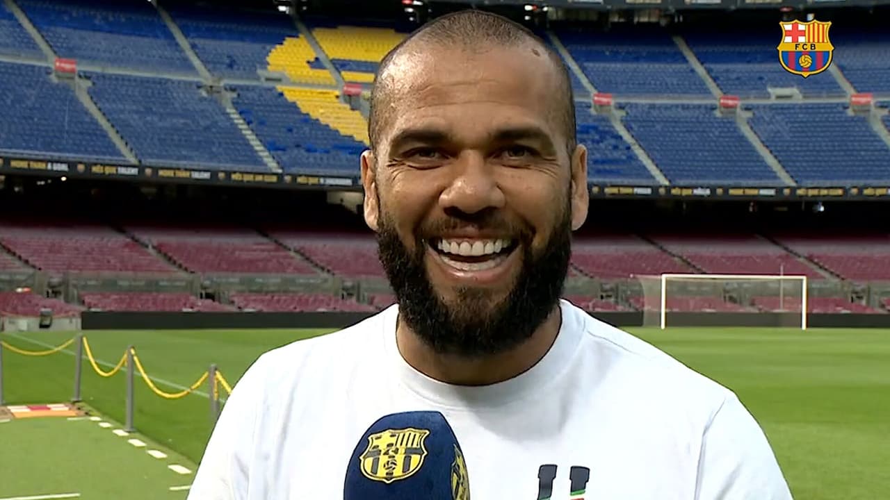 Dani Alves se entrena con el Barça Atlètic que dirige Rafa Márquez