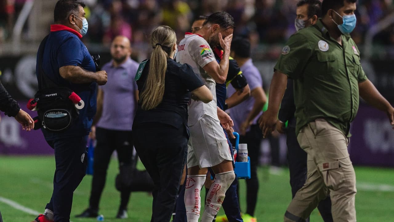 Carlos Guzmán tuvo un fuerte golpe con Gonzalo Sosa y debió abandonar el juego y después el estadio en ambulancia.
