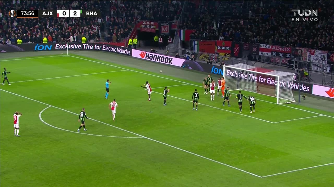 ¡CERCA! Brian Brobbey disparó que se estrella en el poste.