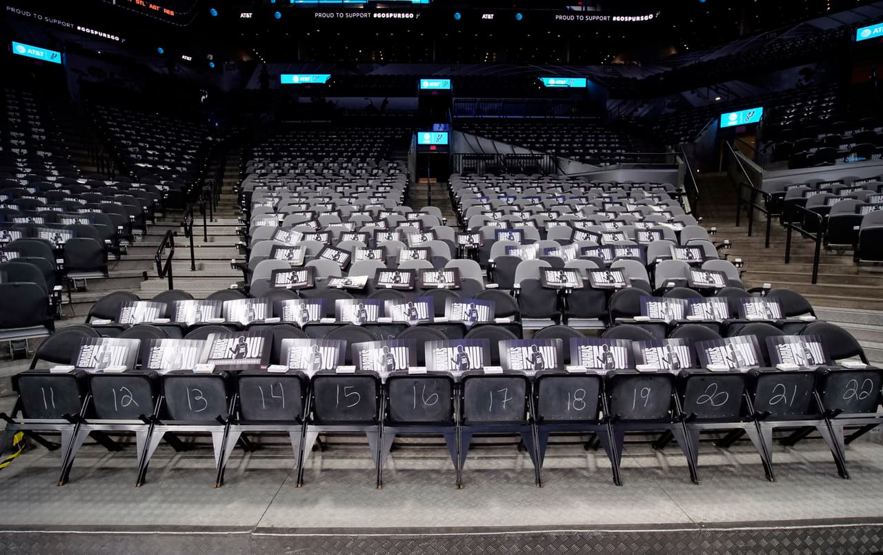 Otro aspecto de las gradas con esos pequeños detalles para el homenajea Manu.