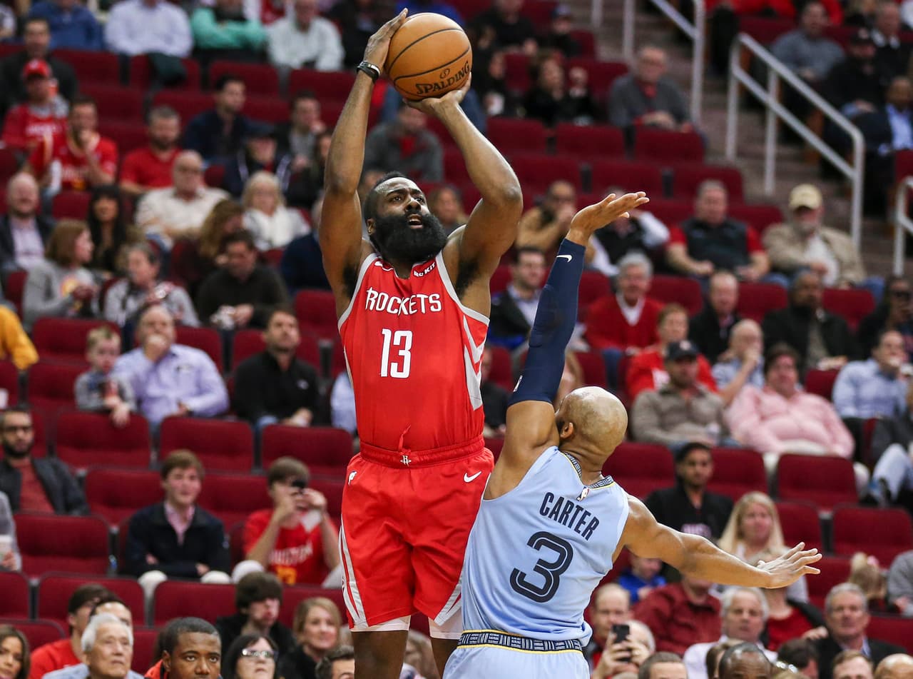 Esta noche, con 57 puntos sobre los Memphis Grizzlies, Harden llegó a 17 juegos consecutivos anotando 30 o más puntos, haciendo de la marca de Kobe ahora una anécdota.