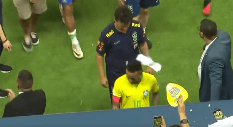 Agresión a Neymar al recibir impacto directo de vaso tras el Brasil vs. Venezuela