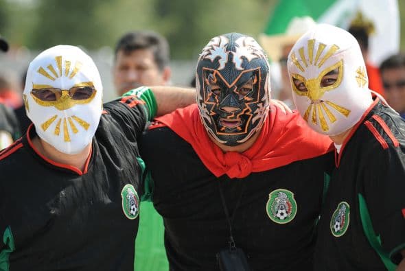 Inició la Copa Oro en su edición 2011 y para el debut de México no podían faltar los clásicos enmascarados de la lucha libre azteca.