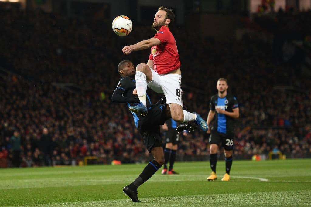 Juan Mata pelea todos los balones, incluso si son por aire y tiene que 'volar' para llegar a ellos.