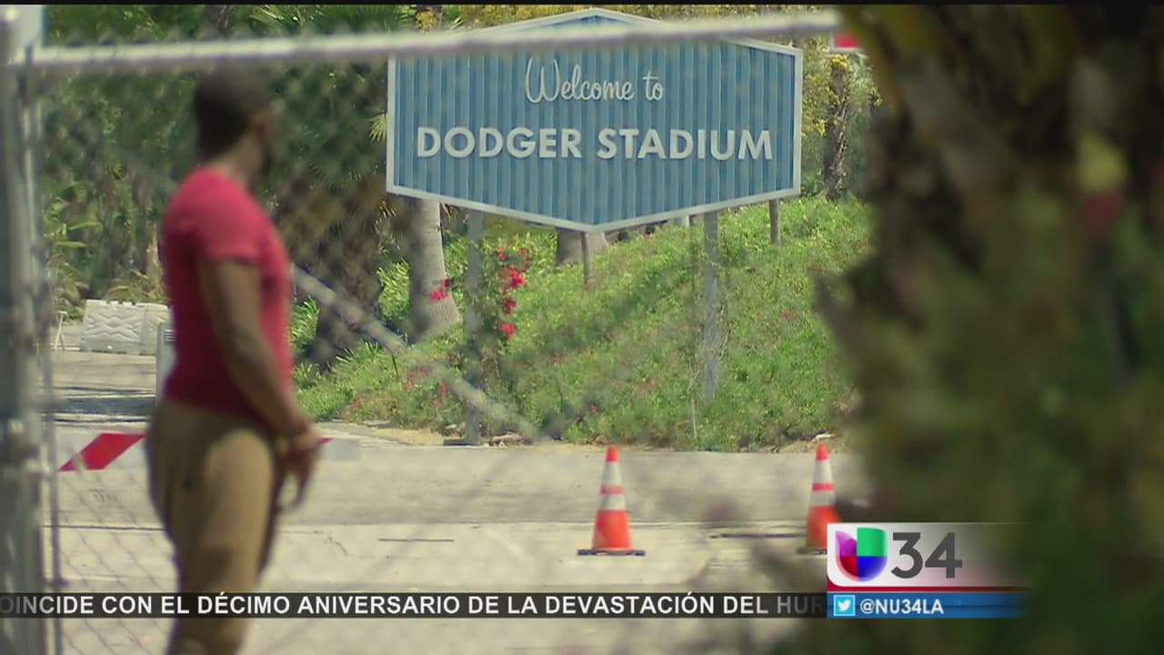 Joven cubano acampa frente al estadio de los Dodgers en busca de una prueba