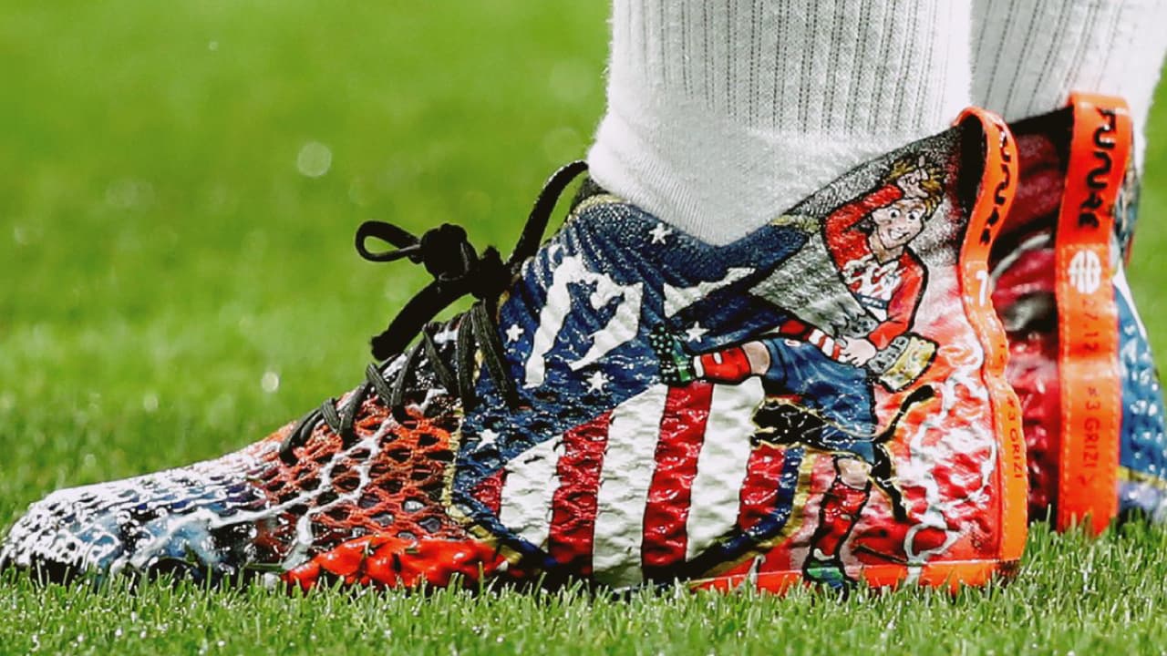 Así lucieron los botínes ya sobre el terreno de juego y con el francés calentando en el césped de la 'Casa Blanca'.