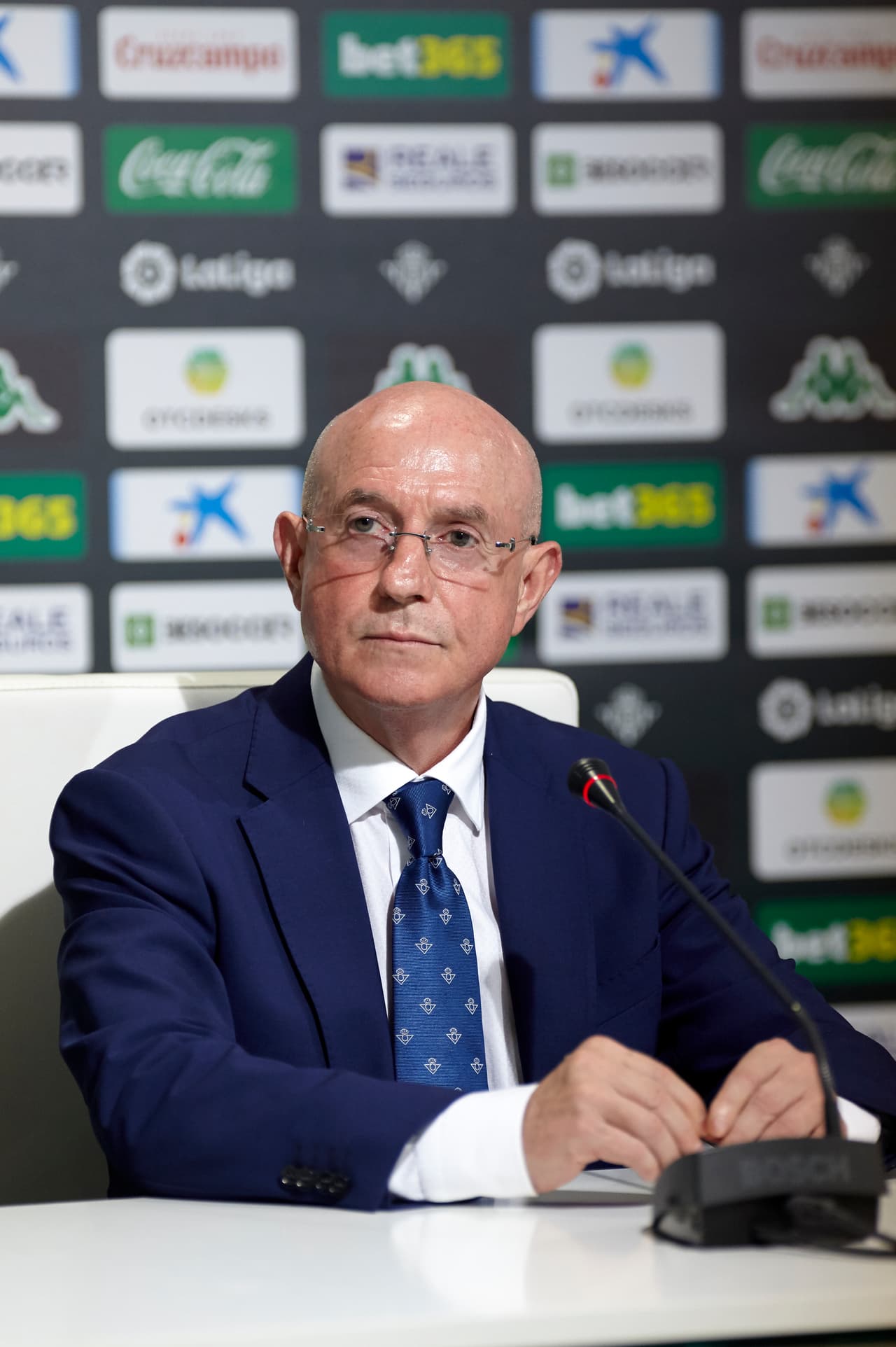 Junto a su mano derecha, Serra Ferrer, el dirigente ha conseguido fichaer y mantener algunes piezas que mantienen al equipo en la lucha en las competencias en las que participa, siendo el mexicano Diego Lainez una de ellas.