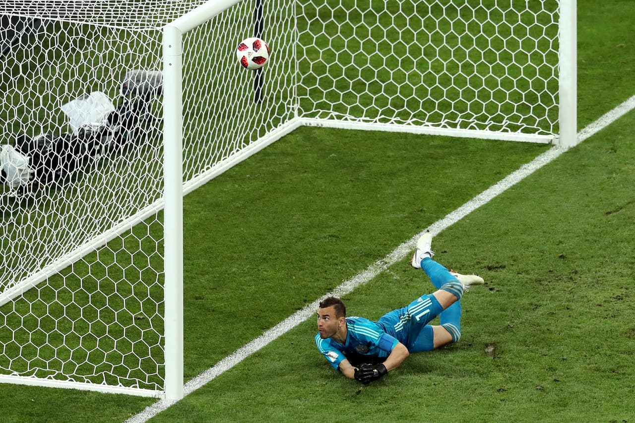 Luego del roce en las manos de Akinfeev, y de pegar en el palo, el balón cobrado por Modric ingresó lentamente a la portería.