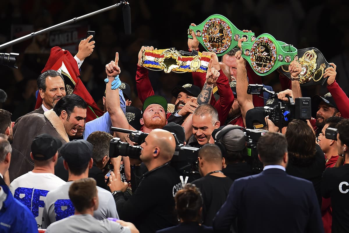Saúl 'Canelo' Álvarez ahora es campeón en tres categorías diferentes de boxeo, consolidándose como uno de los mejores pugilistas del mundo en la actualidad.